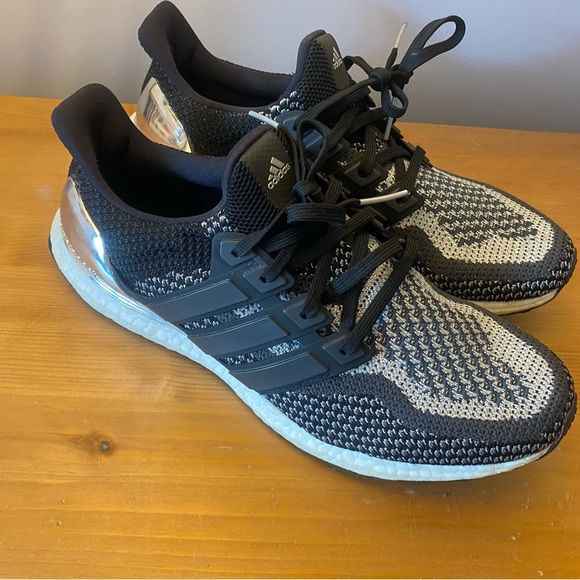 Ultra boost “Silver Medal” Size 10.5M - Picture 2 of 6
